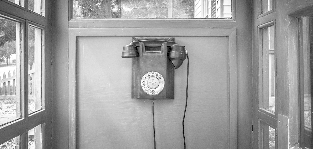 Foto eines Telefons in einer Telefonzelle